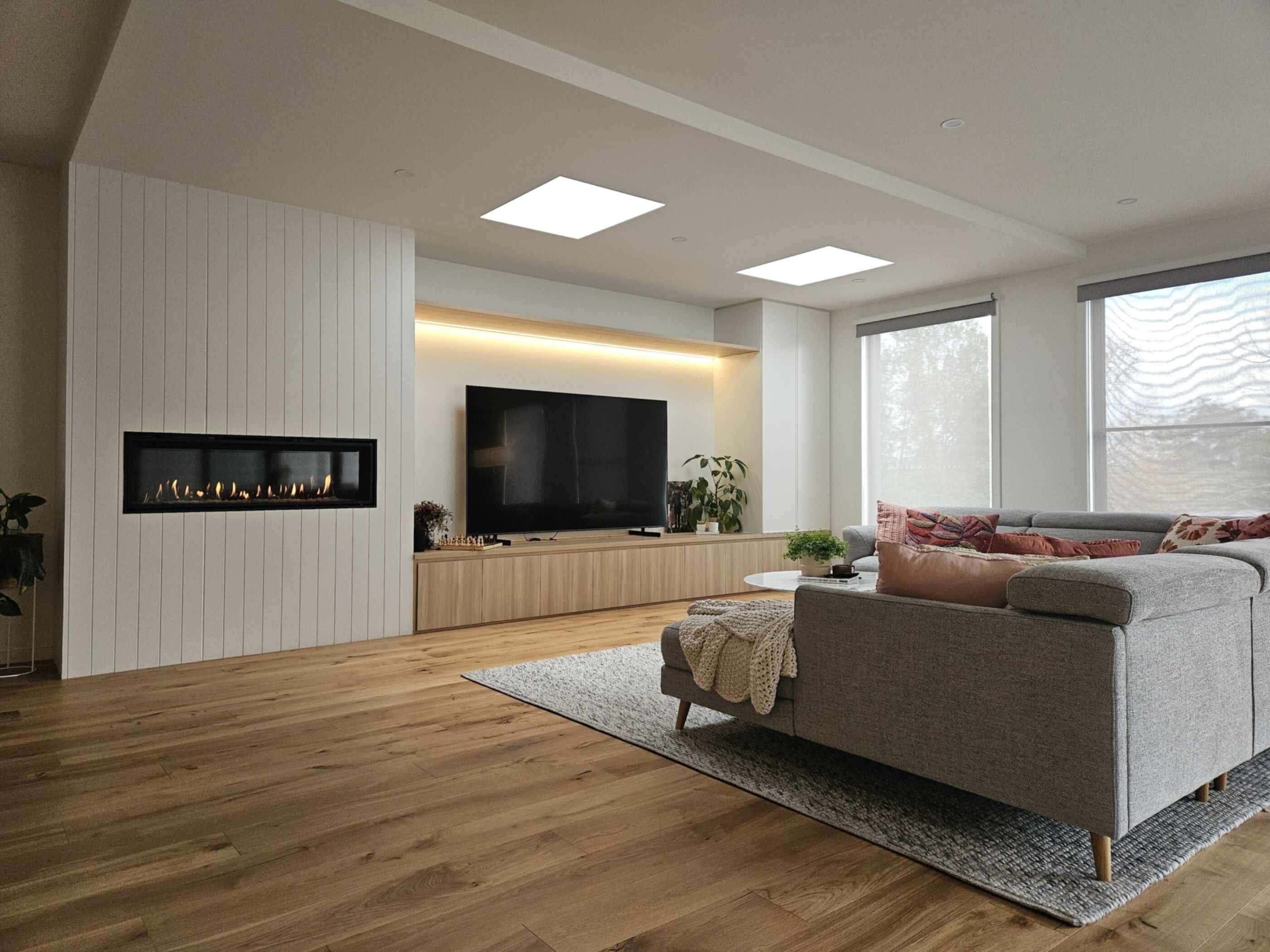 Living room with gas fireplace and modern joinery