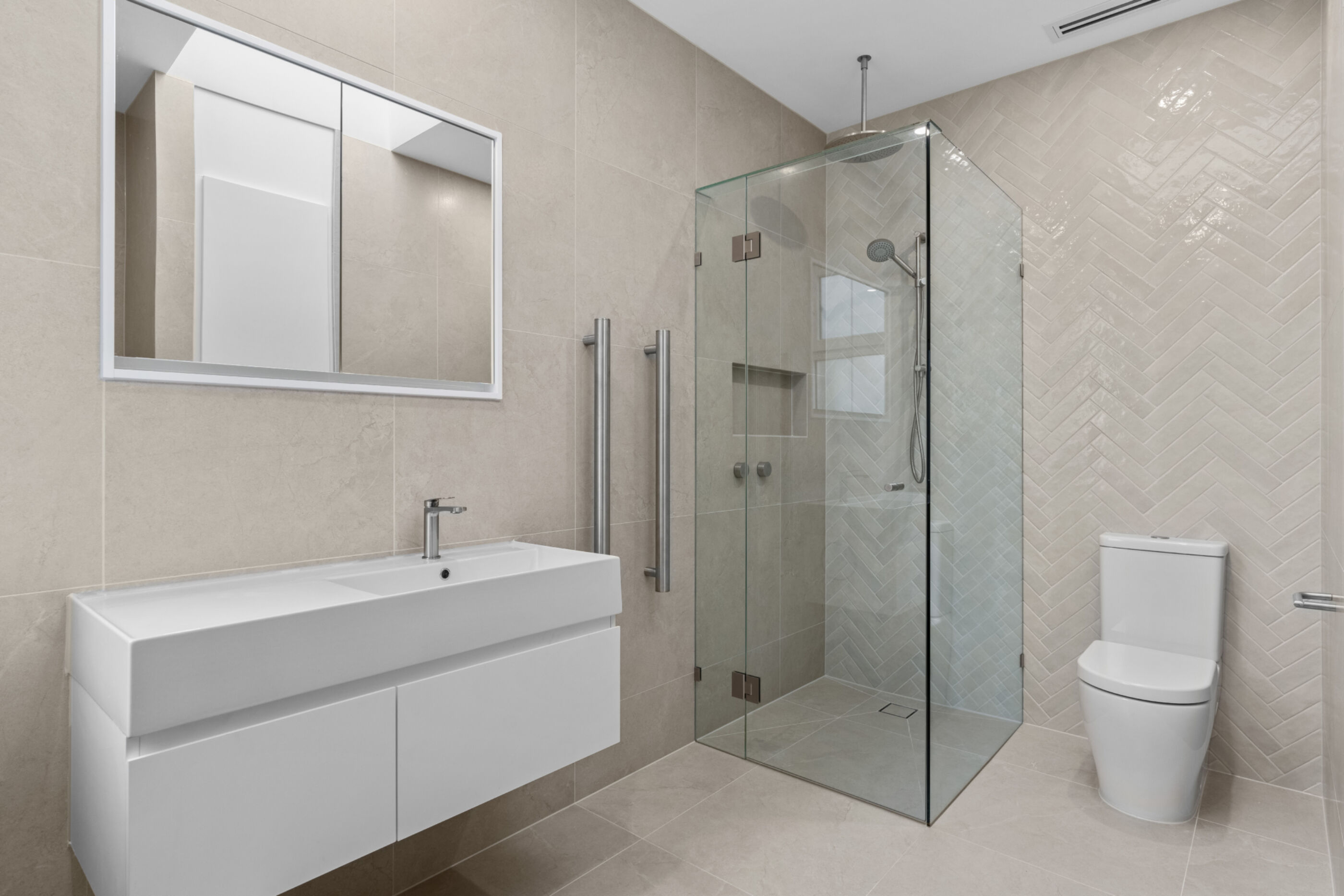 Modern ensuite with floor to ceiling tiles