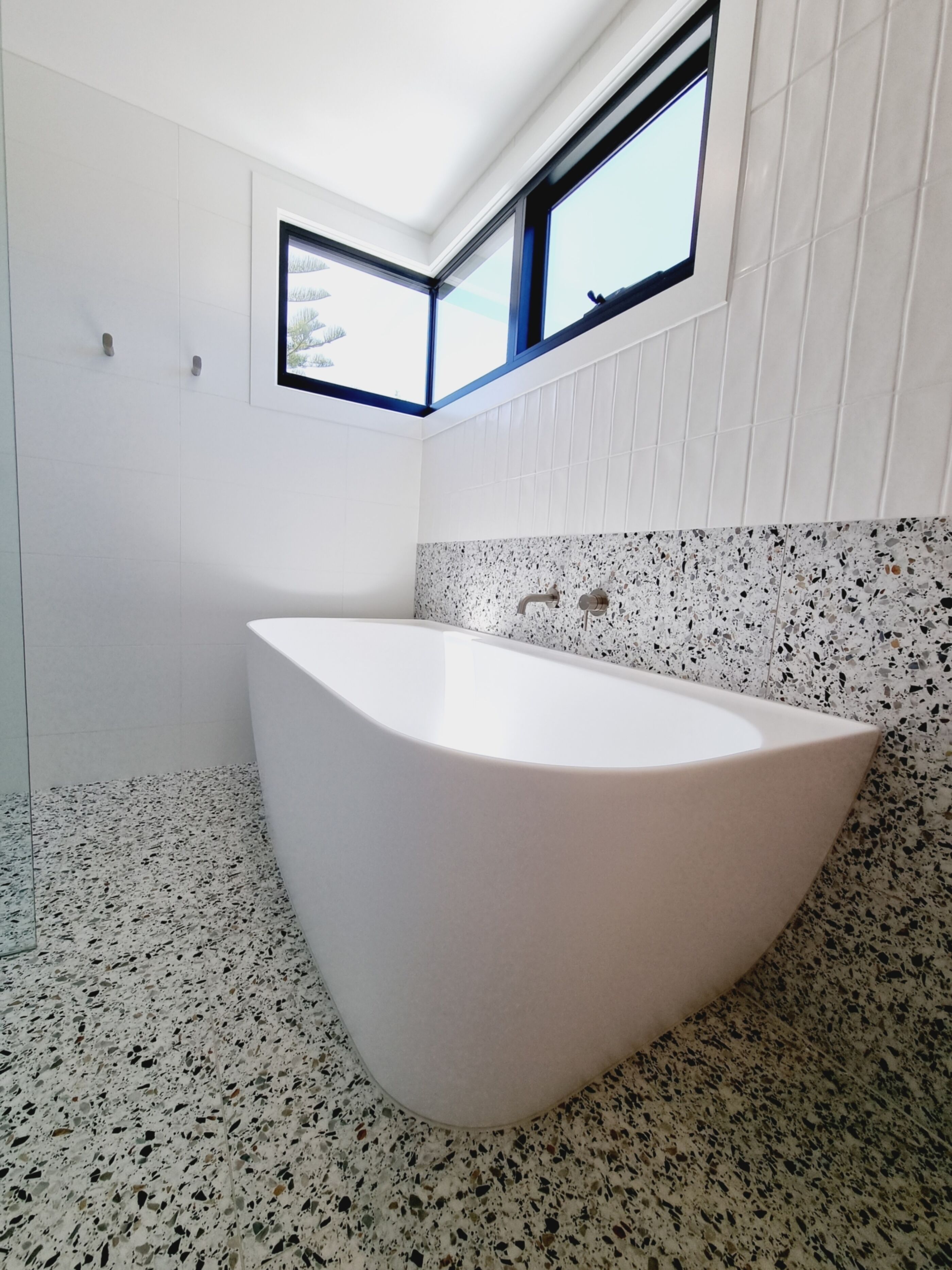 Freestanding back to wall bath